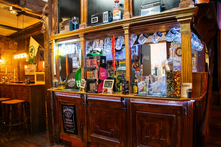 Straßenansicht in der Gustavstraße mit historischer Bebauung und Lokalen