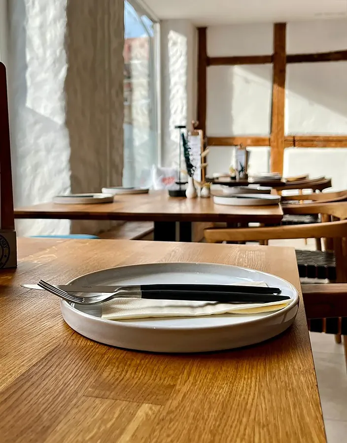 Abendliche Impression aus der Gustavstraße mit Gastronomie und Altstadtflair